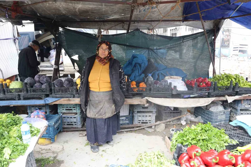 Pazarda maydanoz satarak biriktirdiği kira parası çalınan depremzede kadın ev sahibiyle icralık oldu