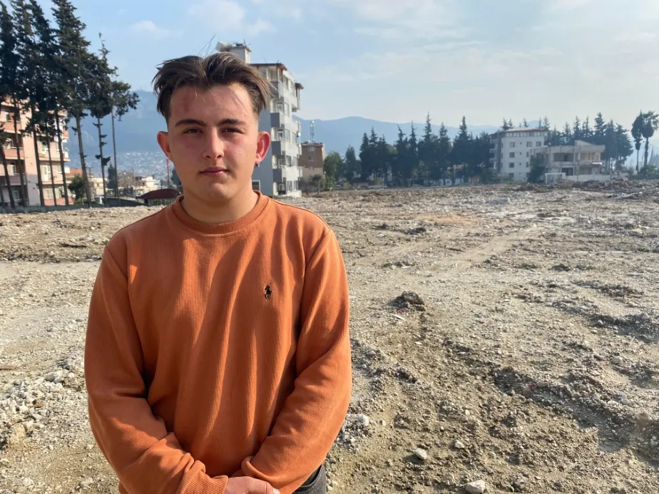 Enkazdan 3 buçuk saatte kurtarılan genç: 