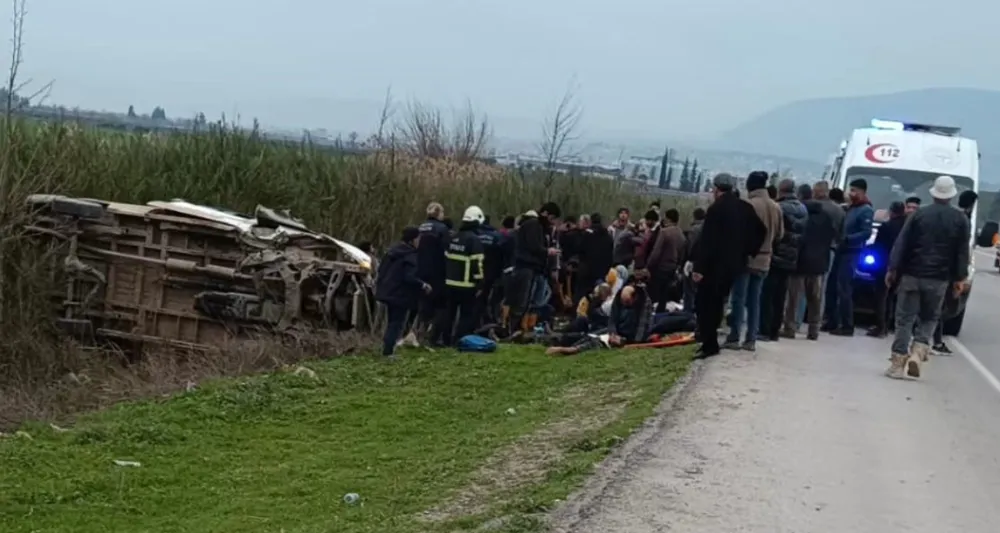 Hatay’da tarım işçilerini taşıyan minibüs tarlaya uçtu: 13 yaralı