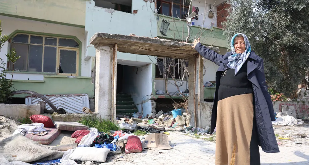 Depremzede yaşlı kadını darp edip, hasarlı evinden demirleri çalıp kaçtılar