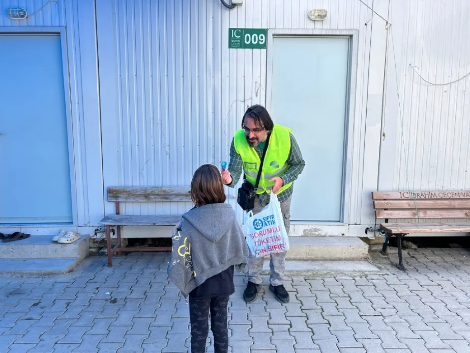 İzmir depreminin simge ismi Elif’in babası, enkaz kentte afetzede vatandaşlara umut oluyor