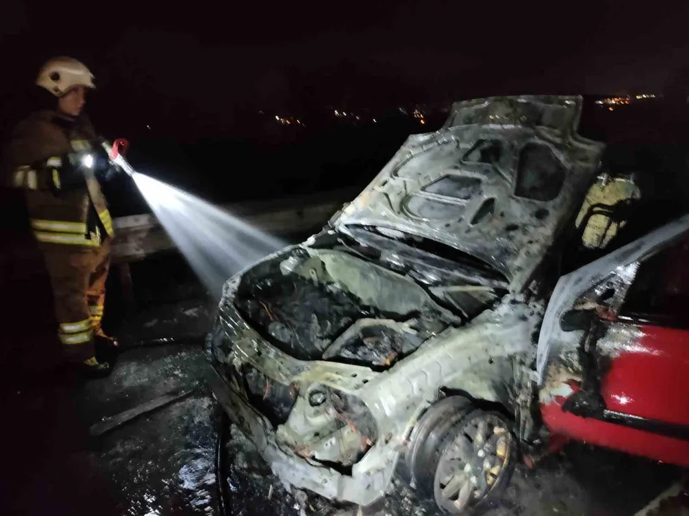 Hatay’da yanan otomobil kullanılmaz hale geldi