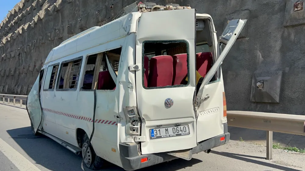 Devrilen minibüsteki 12 kişi yaralandı, kaza sonrası can pazarı kameraya yansıdı