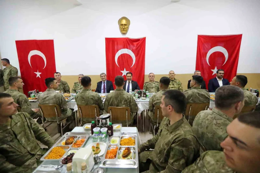 Vali Masatlı iftarını Mehmetçikle birlikte yaptı