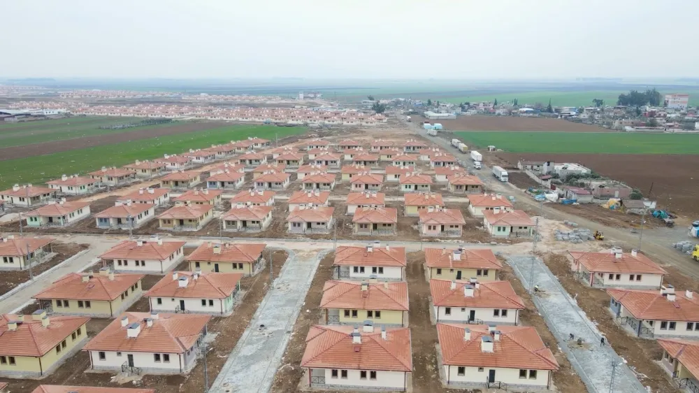 Hatay’da Çevre, Şehircilik ve İklim Değişikliği Bakanlığı’nın çalışmalarıyla 16 mahalleyi birleştirerek inşa edilen Türkiye’nin ilk kırsal uydu kentinde sona gelindi.