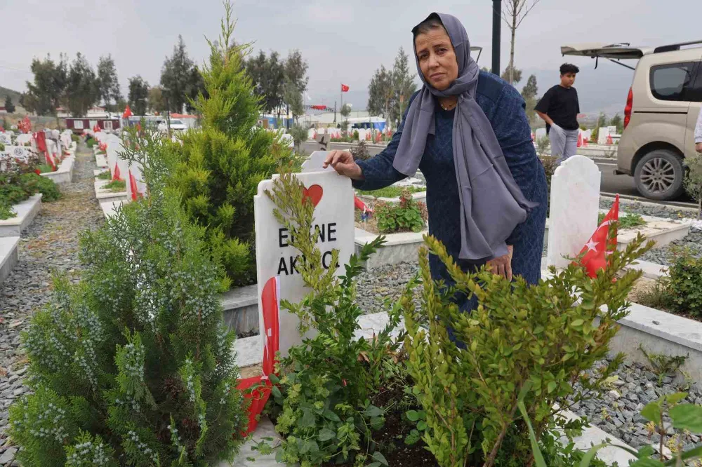 Deprem şehitliğinde buruk ziyaret