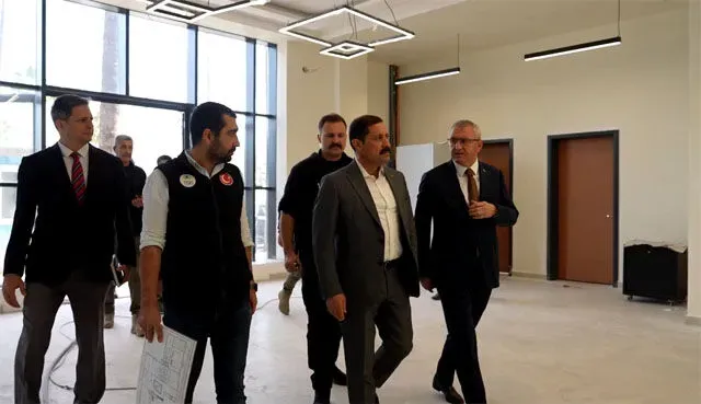 Vali Kaymakam Kütüphane Müdürü Gezdi