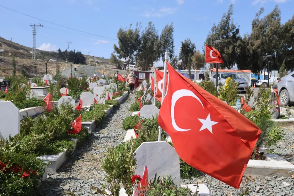 Deprem mezarlığında gözyaşlarıyla geçen Ramazan Bayramı