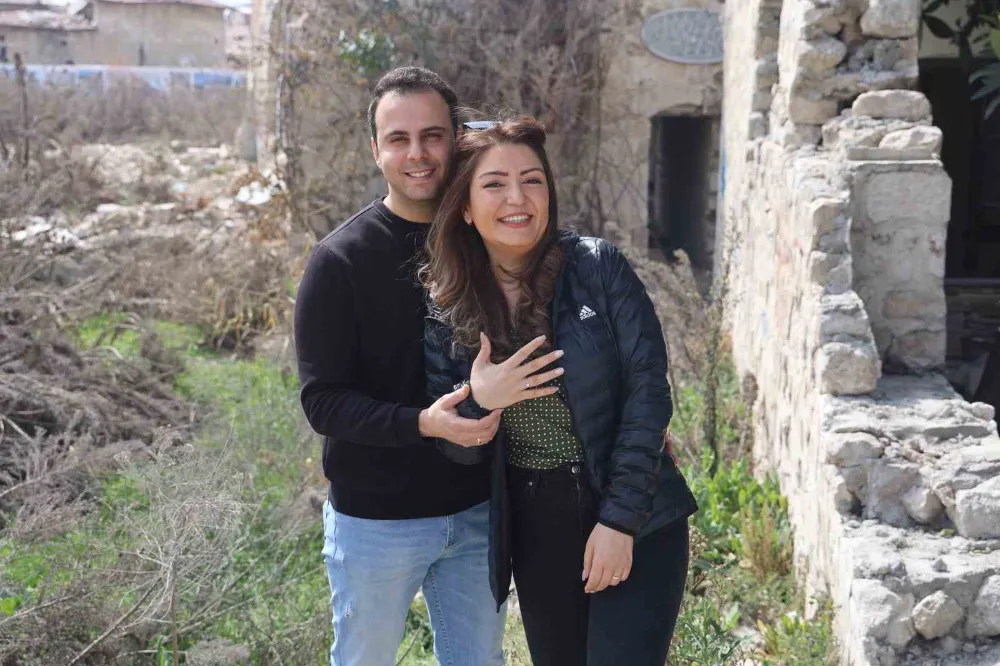 Enkaz üzerinde gelen evlilik teklifi duygulandırdı