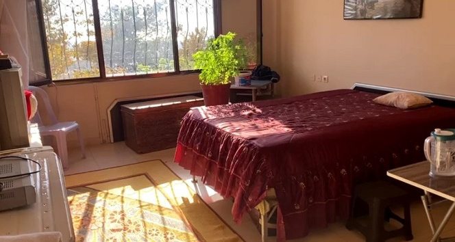 Yatak odasındaki saksılarda kenevir yetiştirmiş